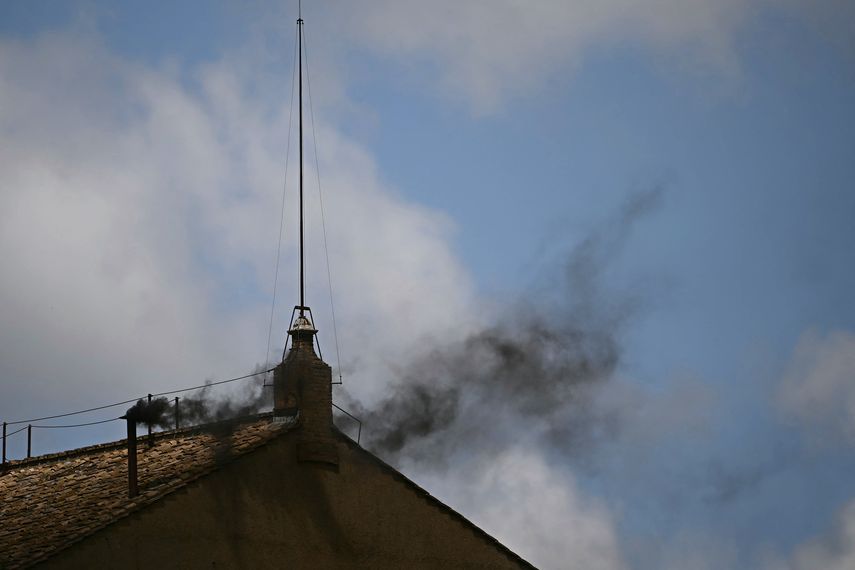 Cónclave 2025: Fumata negra, no se escogió a un nuevo papa