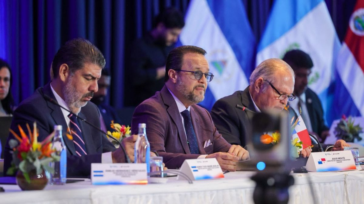 El ministro de Comercio e Industrias de Panamá, Julio Moltó, planteó la necesidad de modernizar las fronteras y agilizar el movimiento de mercancías para fortalecer la competitividad regional, durante el Diálogo Ministerial “América en el Centro: Conectividad e Integración para una Región más Competitiva”, impulsado por el Banco Interamericano de Desarrollo (BID).