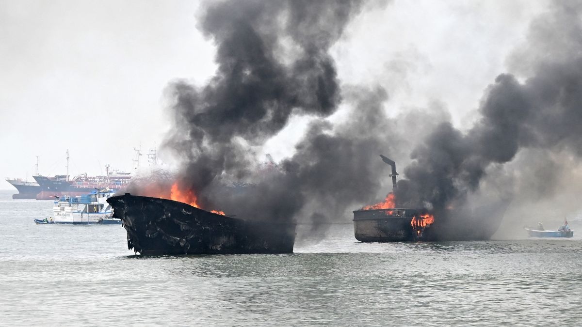 Densas columnas de humo se elevaron sobre las embarcaciones afectadas en Ecuador. AFP Densas columnas de humo se elevaron sobre las embarcaciones afectadas en Ecuador. AFP