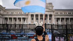 Estudiantes y profesores protestan en Argentina para exigir el financiamiento de las universidades públicas.