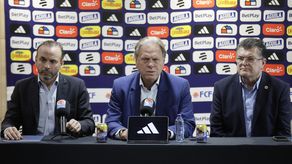 El alcalde de Cali, Alejandro Eder (i), habla junto al presidente de la Federación de Colombia, Ramón Jesurúm. EFE