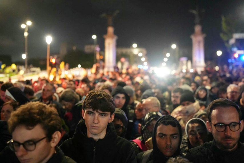 Multitudes se congregan cerca del Vaticano a pocas horas del funeral del Papa