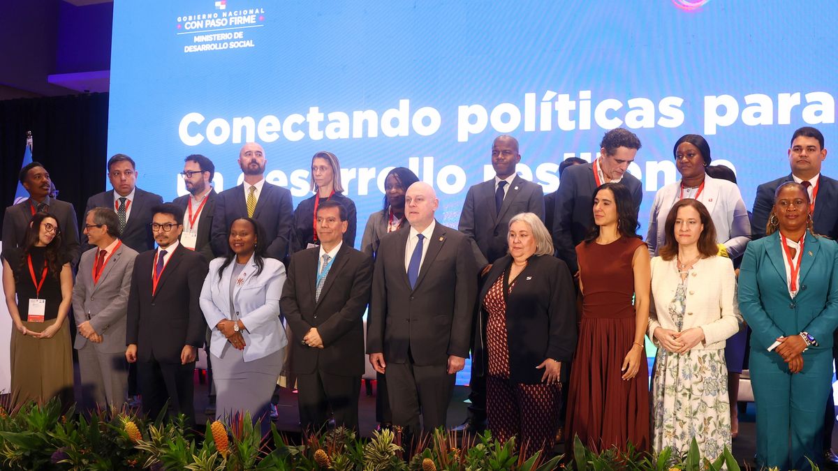 Ministros de al menos 21 países de América Latina y el Caribe comparten este martes en Ciudad de Panamá políticas públicas con un enfoque de desarrollo social resiliente en la región, ante crisis o desastres naturales, que perduren en el tiempo pese a los cambios de Gobierno. Ministros de al menos 21 países de América Latina y el Caribe comparten este martes en Ciudad de Panamá políticas públicas con un enfoque de desarrollo social resiliente en la región, ante crisis o desastres naturales, que perduren en el tiempo pese a los cambios de Gobierno.