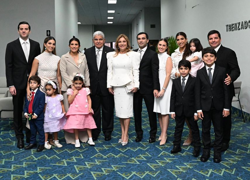 José Raúl Mulino llega junto a su familia al Centro de Convenciones Atlapa. José Raúl Mulino llega junto a su familia al Centro de Convenciones Atlapa.