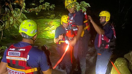 Bomberos rescatan a turistas en afluente de Dolega