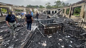 Al menos 19 jóvenes mueren en incendio en dormitorio de escuela de Guyana