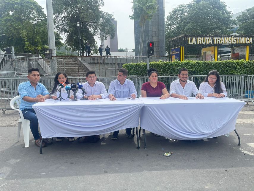 Jóvenes piden eliminar los puestos de ministros consejeros