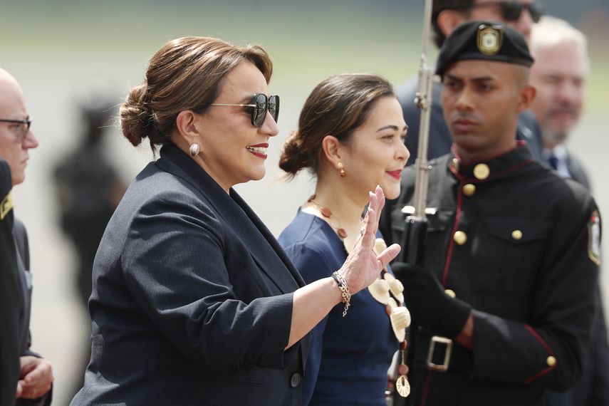 La presidenta de Honduras, Xiomara Castro, llegó este domingo a Panamá para participar en la ceremonia de investidura del presidente electo panameño, José Raúl Mulino. La presidenta de Honduras, Xiomara Castro, llegó este domingo a Panamá para participar en la ceremonia de investidura del presidente electo panameño, José Raúl Mulino.