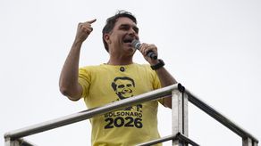 El exmandatario brasileño Jair Bolsonaro, en prisión por golpismo y quien este jueves se someterá a una cirugía por una hernia bilateral, reafirmó a su hijo mayor, el senador Flávio Bolsonaro, como candidato para las elecciones presidenciales de 2026 en Brasil.