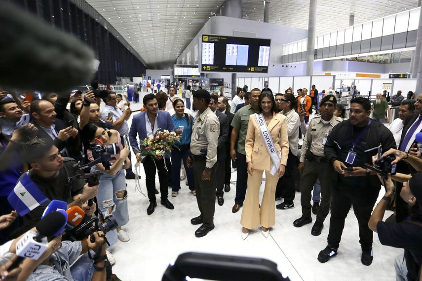 Miss Universo Sheynnis Palacios llegó a Panamá entre ovaciones de compatriotas. Miss Universo Sheynnis Palacios llegó a Panamá entre ovaciones de compatriotas.