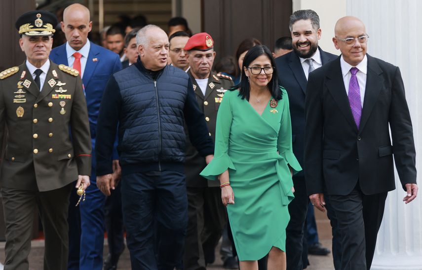 Ráfagas de disparos se escucharon la noche del lunes en las inmediaciones del palacio presidencial de Venezuela, informaron vecinos de la zona y una fuente cercana al gobierno que aseguró que la situación estaba controlada.