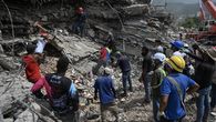 Cansancio, tristeza, rabia... una mezcla de sentimientos se respira en medio de una escena apocalíptica de edificios colapsados tras los terremotos que sacudió a Venezuela. Un mes más tarde muchos siguen luchando por recuperar a sus muertos entre un amasijo impenetrable de escombros. Cansancio, tristeza, rabia... una mezcla de sentimientos se respira en medio de una escena apocalíptica de edificios colapsados tras los terremotos que sacudió a Venezuela. Un mes más tarde muchos siguen luchando por recuperar a sus muertos entre un amasijo impenetrable de escombros.