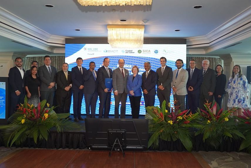 El canciller de Panamá, Javier Martínez-Acha fue testigo en la firma. El canciller de Panamá, Javier Martínez-Acha fue testigo en la firma.