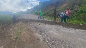 Ayer miércoles por la mañana productores y colaboradores agrícolas de Cerro Punta realizaban trabajos con algunas herramientas para tratar de habilitar el camino, pero por la tarde la lluvia nuevamente amenazaba.