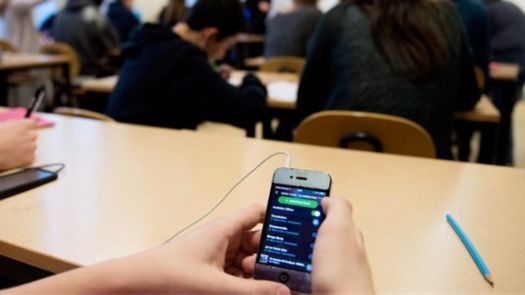 Asamblea acoge proyecto para regular uso de celulares en escuelas