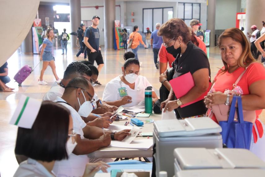Durante este sábado 11, se continuará colocando las dosis de la vacuna bivalente, desde los 12 años en los centros de Soho Mall, Metromall, Altaplaza y Megamall. Adicional, al puesto ubicado en la Terminal de Albrook, informó el MINSA.