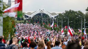 Decenas de miles de manifestantes desafían la feroz represión en Bielorrusia