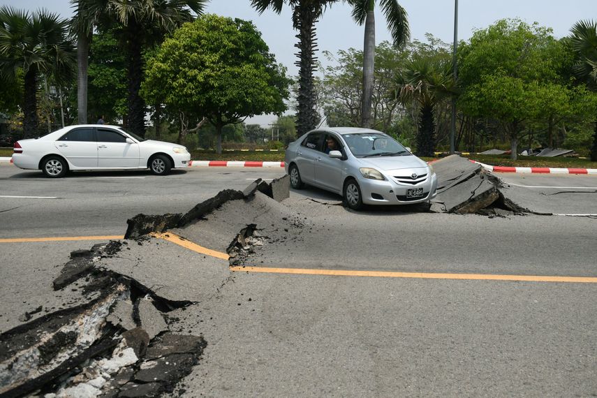 El devastador terremoto de magnitud 7,7 que golpeó este viernes Birmania dejó al menos 20 muertos y en la vecina Tailandia tres personas fallecieron por el derrumbe de un rascacielos en construcción que dejó atrapados a decenas de obreros. El devastador terremoto de magnitud 7,7 que golpeó este viernes Birmania dejó al menos 20 muertos y en la vecina Tailandia tres personas fallecieron por el derrumbe de un rascacielos en construcción que dejó atrapados a decenas de obreros.