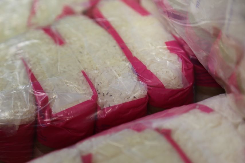 El arroz venía con empacado de producción nacional. El arroz venía con empacado de producción nacional.