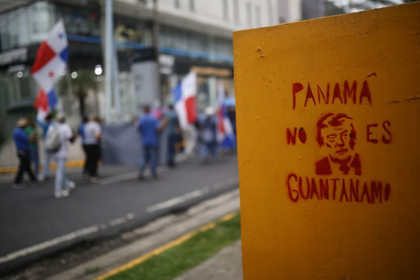 Las protestas de sindicalistas del sector docente y de la construcción contra una serie de iniciativas gubernamentales, entre ellas la reforma ya vigente de la Caja de Seguridad Social, se desarrollaron sin mayores consecuencias ni gran convocatoria este lunes en Panamá. Las protestas de sindicalistas del sector docente y de la construcción contra una serie de iniciativas gubernamentales, entre ellas la reforma ya vigente de la Caja de Seguridad Social, se desarrollaron sin mayores consecuencias ni gran convocatoria este lunes en Panamá.