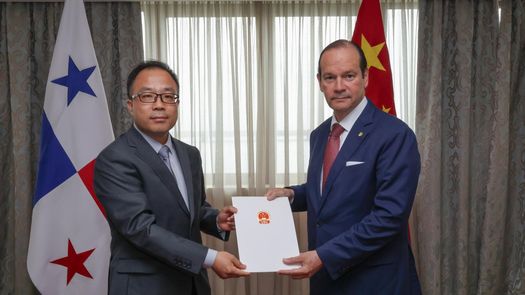 El nuevo embajador de China en Panamá, Zhang Xiangyan, llegó al país centroamericano en medio de la tensión bilateral por la salida forzada de un operador chino de dos puertos cercanos al Canal y una creciente detención de buques de bandera panameña en terminales del país asiático. El nuevo embajador de China en Panamá, Zhang Xiangyan, llegó al país centroamericano en medio de la tensión bilateral por la salida forzada de un operador chino de dos puertos cercanos al Canal y una creciente detención de buques de bandera panameña en terminales del país asiático.