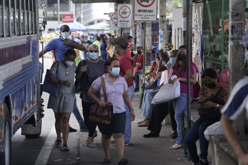 Panamá podría eliminar uso de mascarillas en exteriores