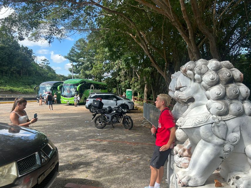 Vistantes en el mirador del Puente de las Américas.