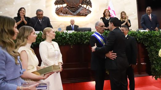 El conservador Nasry Asfura asumió este martes como nuevo presidente de Honduras para el período 2026-2030, en sustitución de la izquierdista Xiomara Castro. El conservador Nasry Asfura asumió este martes como nuevo presidente de Honduras para el período 2026-2030, en sustitución de la izquierdista Xiomara Castro.