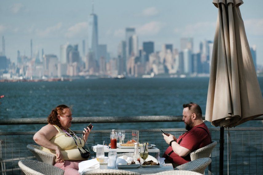 En Nueva York, una ciudad de más de ocho millones de personas, 71,8% de los adultos han recibido al menos una dosis de vacuna. AFP