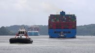 El costo de los cruces de última hora por el Canal de Panamá, que son determinados en subastas, siguen disparados y con precios por encima del millón de dólares, lo que no toma por sorpresa al paso navegable en medio de la incertidumbre que genera en el mercado la ya prolongada crisis en Oriente Medio.