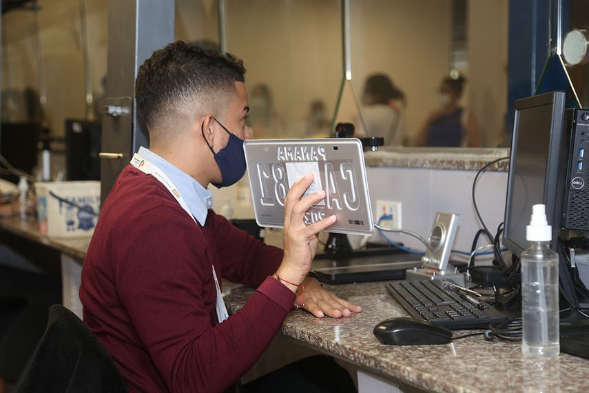 El Municipio de Panamá dio a conocer que en 2023 se emitieron 695,839 placas y calcomanías, de las cuales el 53% han sido entregadas. El Municipio de Panamá dio a conocer que en 2023 se emitieron 695,839 placas y calcomanías, de las cuales el 53% han sido entregadas.