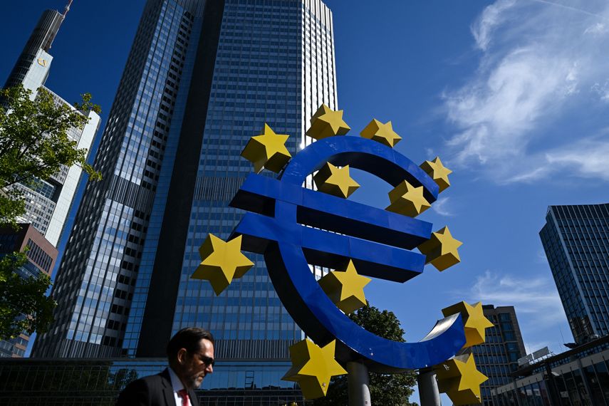 El Banco Central Europeo (BCE) prolongó el statu quo sobre sus tasas el jueves, siguiendo los pasos de otros grandes bancos centrales, pero dejó en el aire una próxima flexibilización monetaria. El Banco Central Europeo (BCE) prolongó el statu quo sobre sus tasas el jueves, siguiendo los pasos de otros grandes bancos centrales, pero dejó en el aire una próxima flexibilización monetaria.