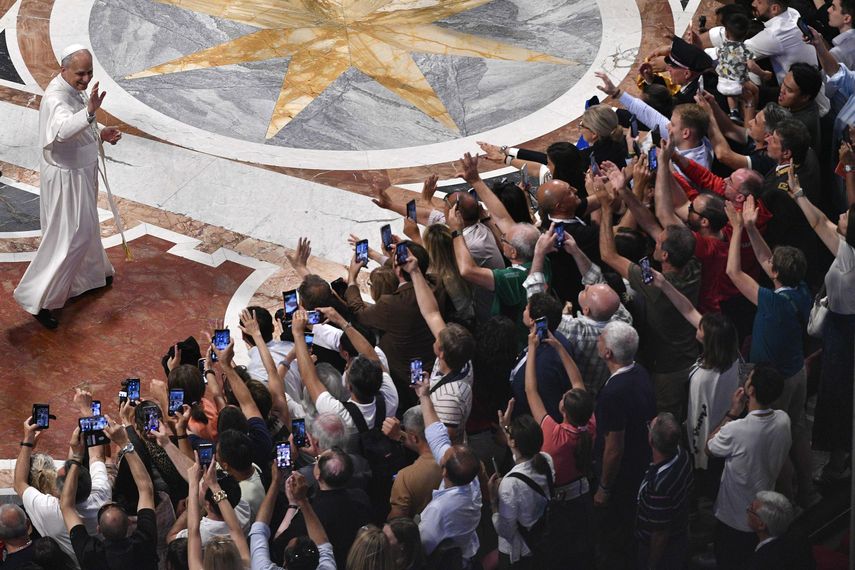 Papa León alerta de que la dignidad humana corre el riesgo de ser aniquilada por algoritmos