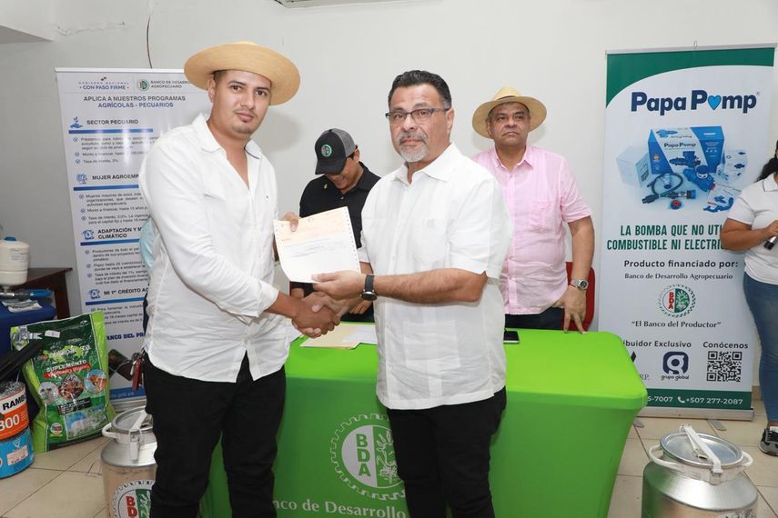 El Banco de Desarrollo Agropecuario (BDA) entregó cheques de préstamos a pequeños productores de Azuero con el fin de impulsar la producción ganadera