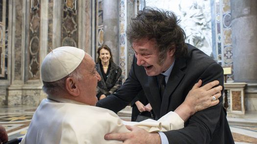 Papa Francisco y Javier Milei se abrazan en el Vaticano