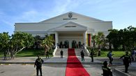 Una casona de columnas blancas con aires de Casa Blanca a pequeña escala sobresale dentro de una guarnición militar en Barranquilla. Es la nueva sede presidencial de Colombia, un símbolo del derechista Abelardo de la Espriella que sus críticos cuestionan como una costosa puesta en escena.