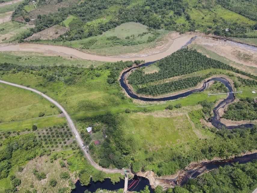 Derrame de petróleo tiñe un río de Ecuador obligando a decretar emergencia ambiental