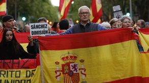 Socialistas españoles se movilizan para pedir a Sánchez que no dimita