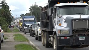 Transportistas de carga nacional e internacional transitaron en caravana junto a busitos colegiales, buses privados y taxis en David para protestar por el alto costo del combustible, y que se congele el precio para toda la población.