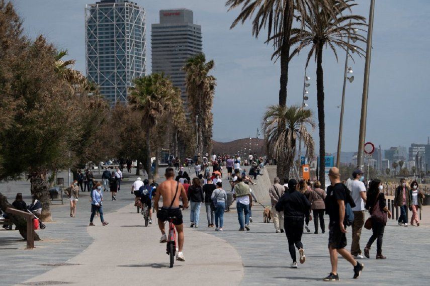 Según las últimas cifras publicadas el miércoles, en España se registraron 6.818 nuevos casos y 132 nuevas muertes en 24 horas.