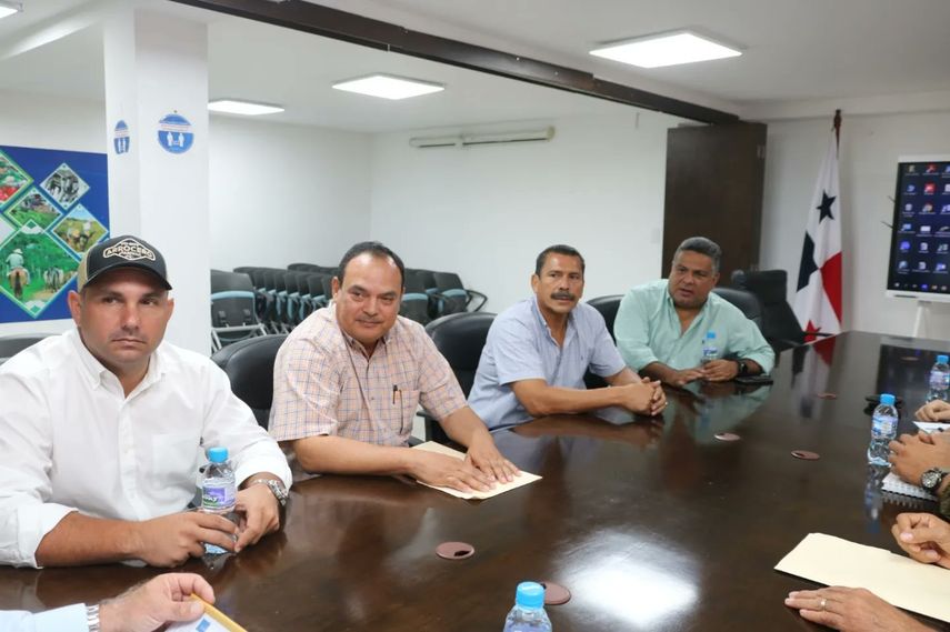 Ministro del Mida se re&uacute;ne con miembros de la Federaci&oacute;n de Arroceros de Panam&aacute;.