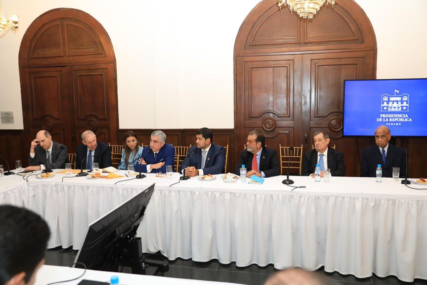 El presidente Mulino escuchó los planteamientos de sus asesores en materia de política exterior. El presidente Mulino escuchó los planteamientos de sus asesores en materia de política exterior.