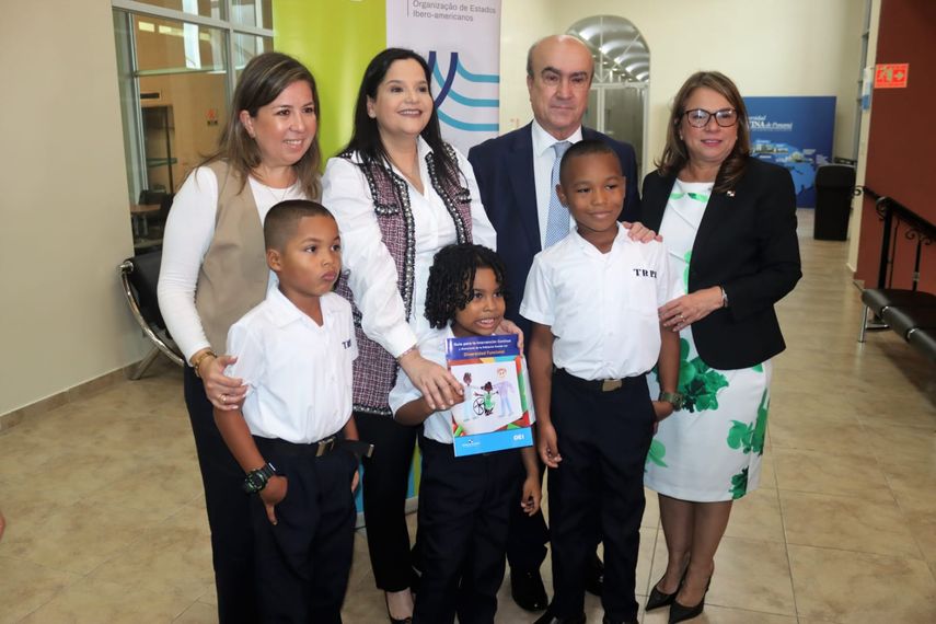 La titular del Meduca explicó que con esa guía de atención funcional de los alumnos, se da un gran paso sobre las orientaciones que estos requieren. La titular del Meduca explicó que con esa guía de atención funcional de los alumnos, se da un gran paso sobre las orientaciones que estos requieren.