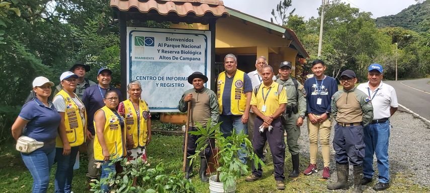 MiAMBIENTE y el Club de Leones realizaron la jornada de reforestación en el Parque Altos de Campana, con motivo del Día Internacional de los Parques Nacionales. MiAMBIENTE y el Club de Leones realizaron la jornada de reforestación en el Parque Altos de Campana, con motivo del Día Internacional de los Parques Nacionales.