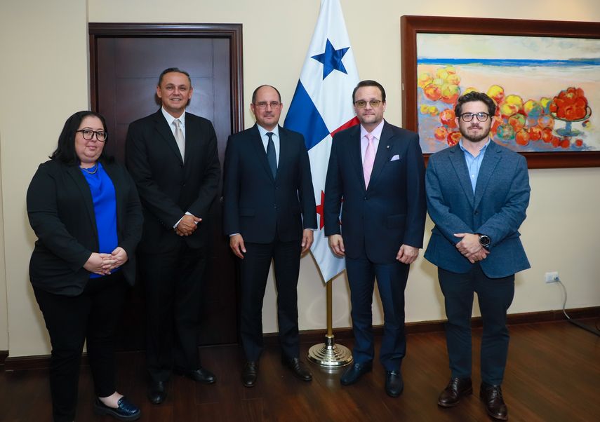 Representantes del BID se reúnen con el ministro del MICI, Julio Moltó