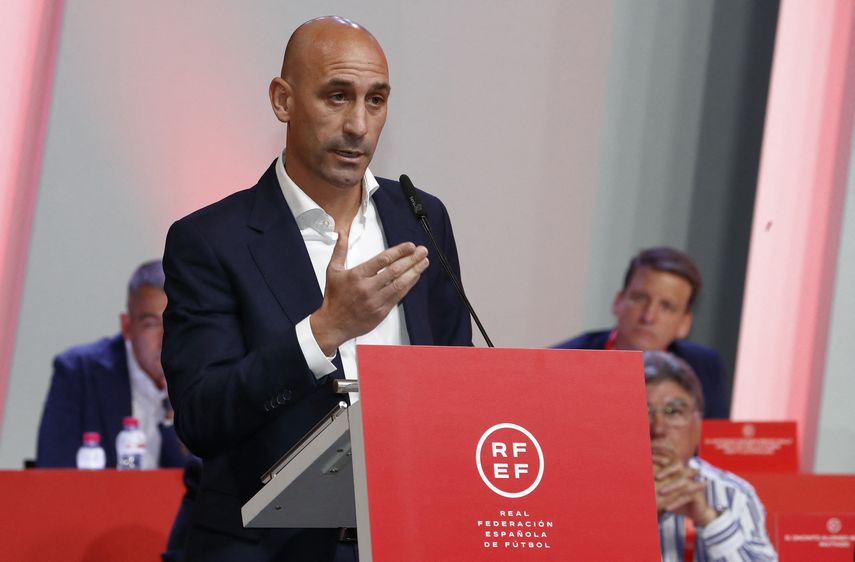 FIFA suspende por tres años a Luis Rubiales por beso forzado