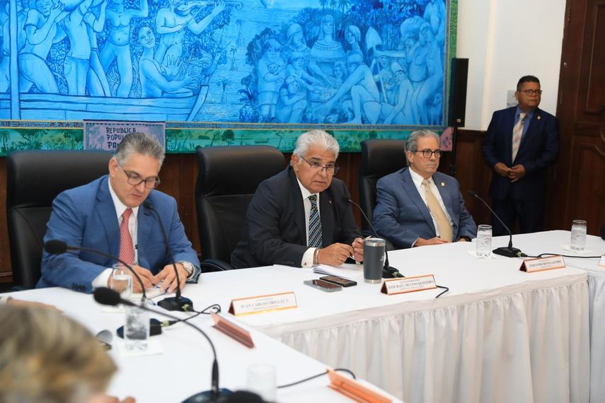 Mulino se reúne con gremios médicos y reitera que liderará cruzada para salvar la CSS