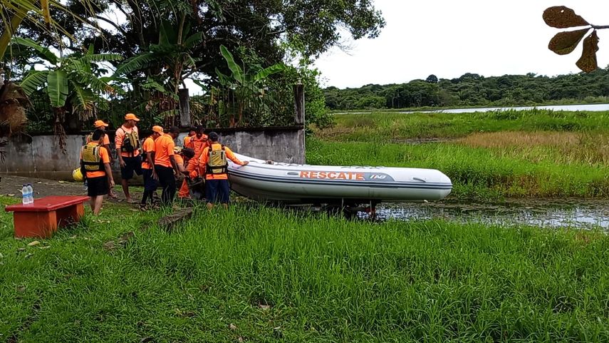 El Sistema Nacional de Protección Civil (Sinaproc) desplazó a unas 48 unidades especialistas, entre rescatistas y buzos, a orillas del lago Gatún en el corregimiento de La Represa en el distrito de La Chorrera, provincia de Panamá Oeste, para colaborar en la búsqueda de la menor Aderlyn Llerena Saldaña.