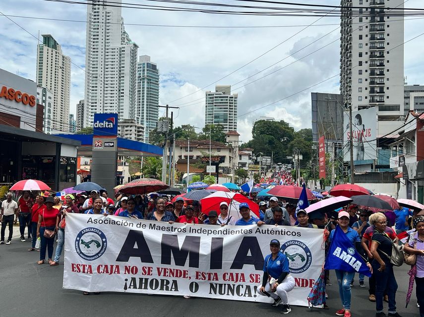 Estudiantes graduandos siguen preocupados por su futuro en medio del paro docente. Estudiantes graduandos siguen preocupados por su futuro en medio del paro docente.