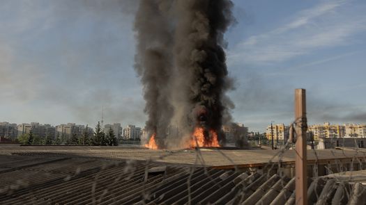 Las fuerzas de Rusia atacaron Ucrania este martes de madrugada con cientos de drones y decenas de misiles balísticos que dejaron al menos 18 muertos en el país, seis de ellos en Kiev, donde se registraron fuertes explosiones, informaron las autoridades. Las fuerzas de Rusia atacaron Ucrania este martes de madrugada con cientos de drones y decenas de misiles balísticos que dejaron al menos 18 muertos en el país, seis de ellos en Kiev, donde se registraron fuertes explosiones, informaron las autoridades.